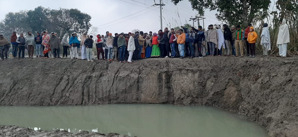 People standing along the banks of the Kali River