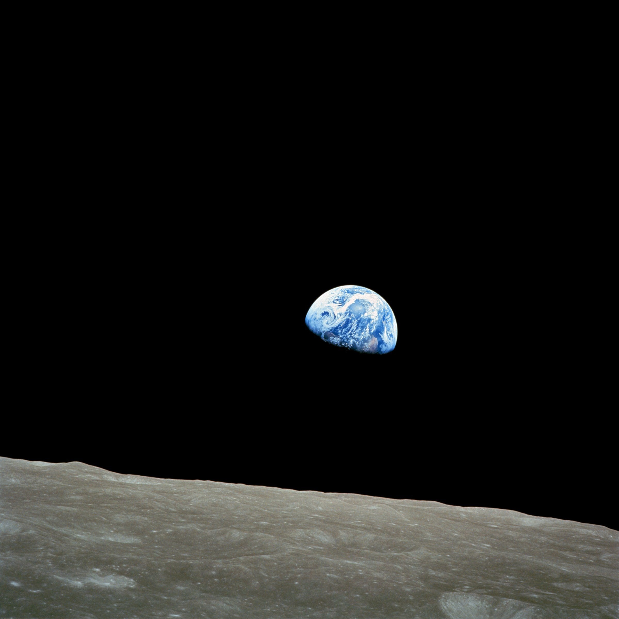 Photo of the earth taken from the moon