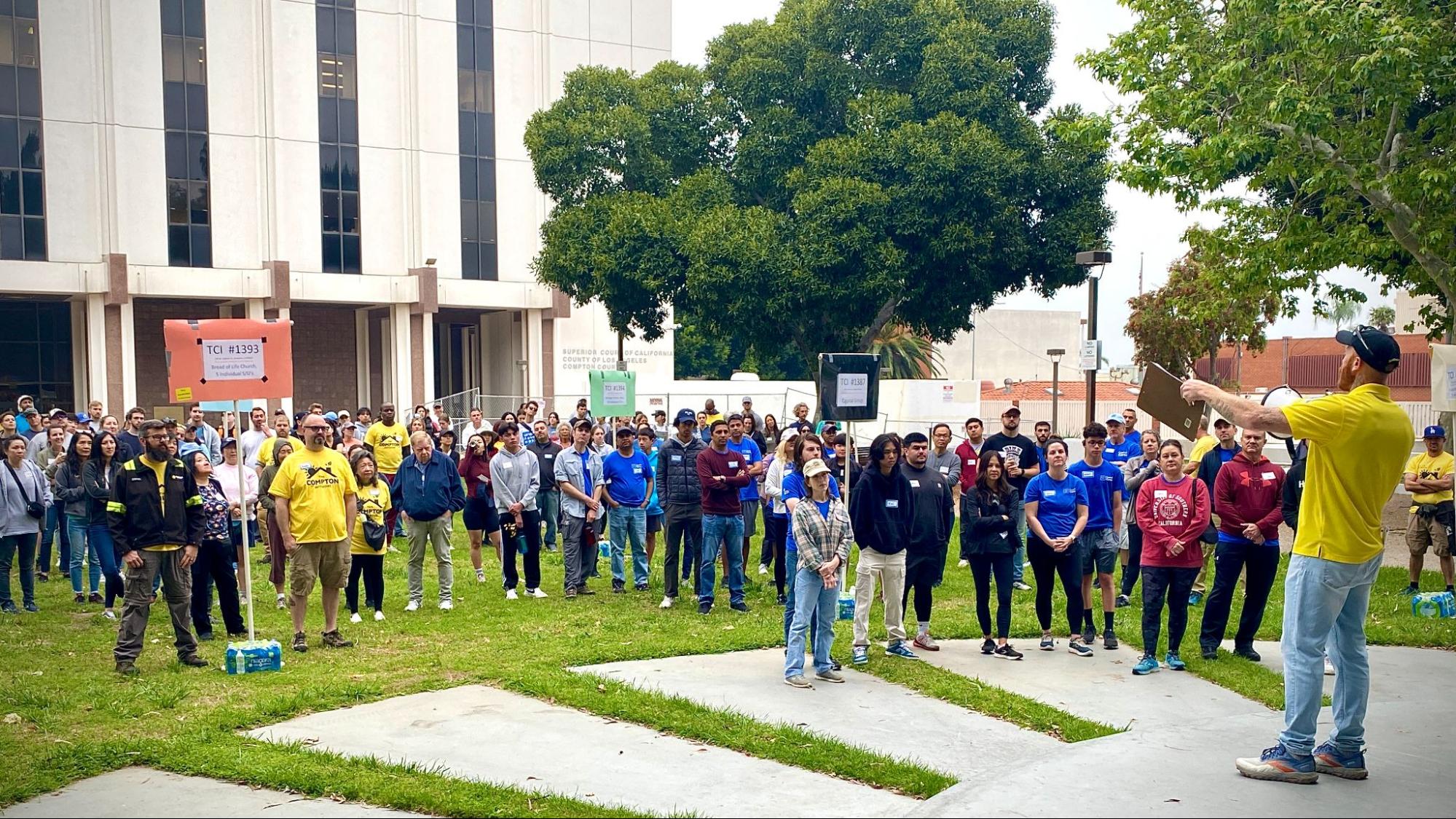 Orientation briefing of volunteers in Compton