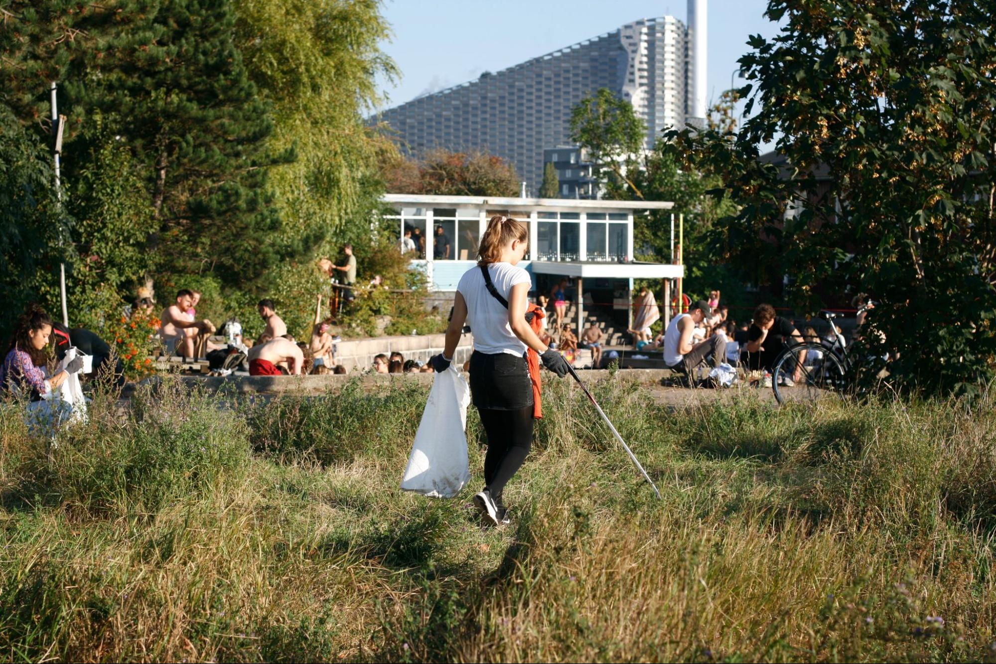 Volunteer removing trash in a field in Copenhagen