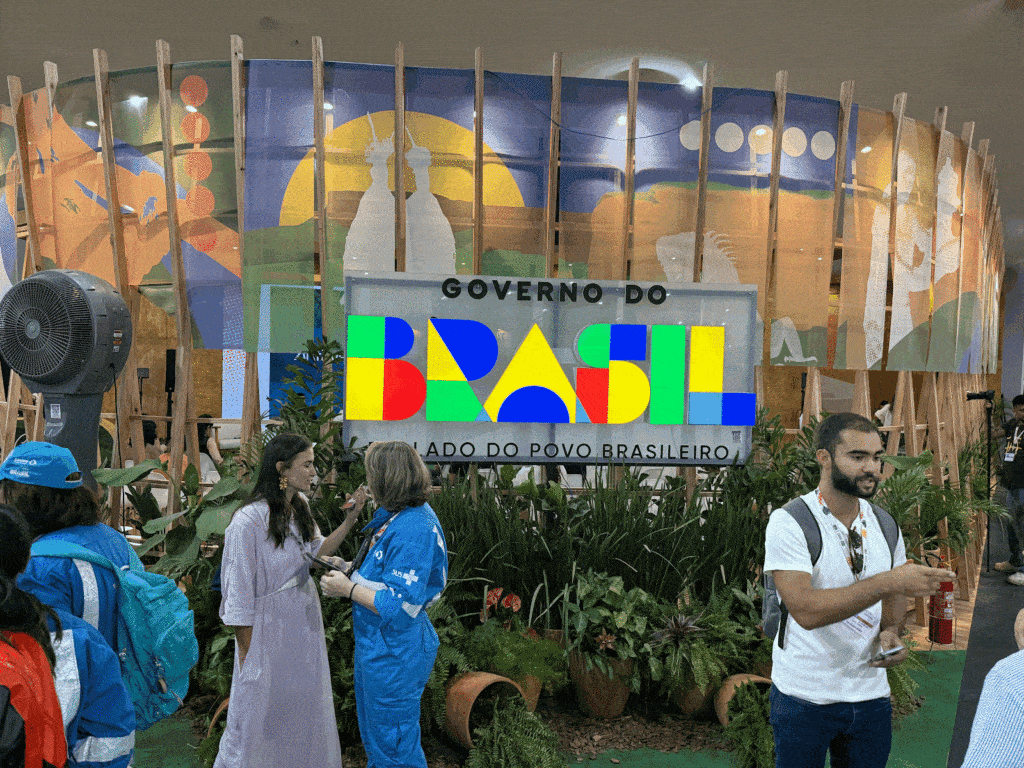 Sign reading “Government of Brazil – On the side of the Brazilian people”